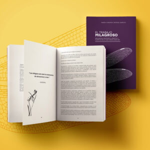 Libro El Trabajo Milagroso de Mavi Ortega abierto en páginas interiores de reflexión y portada morada sobre fondo amarillo.